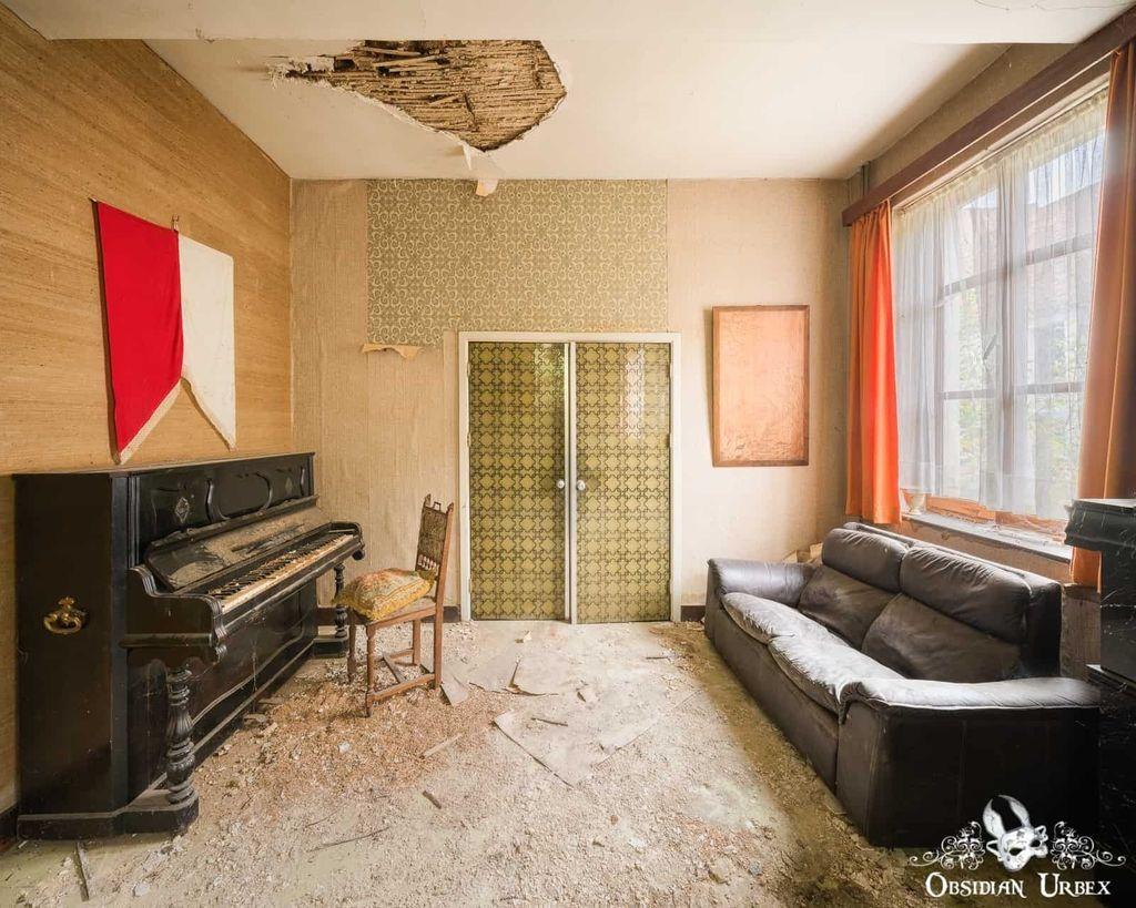 ObsidianUrbex's tweet image. An abandoned house in Belgium 🇧🇪, dating back to the 1790s. The couple who lived here died around 2010, leaving the house to their children, who didn't take over. Ownership passed to the state, leaving this once happy home in limbo. 

obsidianurbexphotography.com/residential/fe… 

#Belgium #Photogr…
