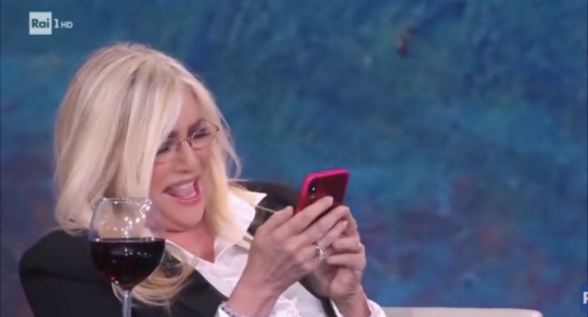 sapphic_core's tweet photo. appuntamento salottino tl  per commentare xfactor ufficialmente iniziato 
#XF2025 https://t.co/SZhf5l5GPA
