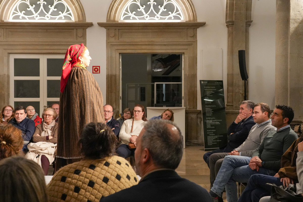 O pazo Provincial transformouse nunha pasarela pola que desfilaron a nosa historia e raíces.

43 traxes tradicionais que falan de galeguidade nos séculos XVIII e XIX, da sensibilidade da asociación Sete Espadelas coa nosa cultura e do noso gran recoñecemento á figura de Castelao.