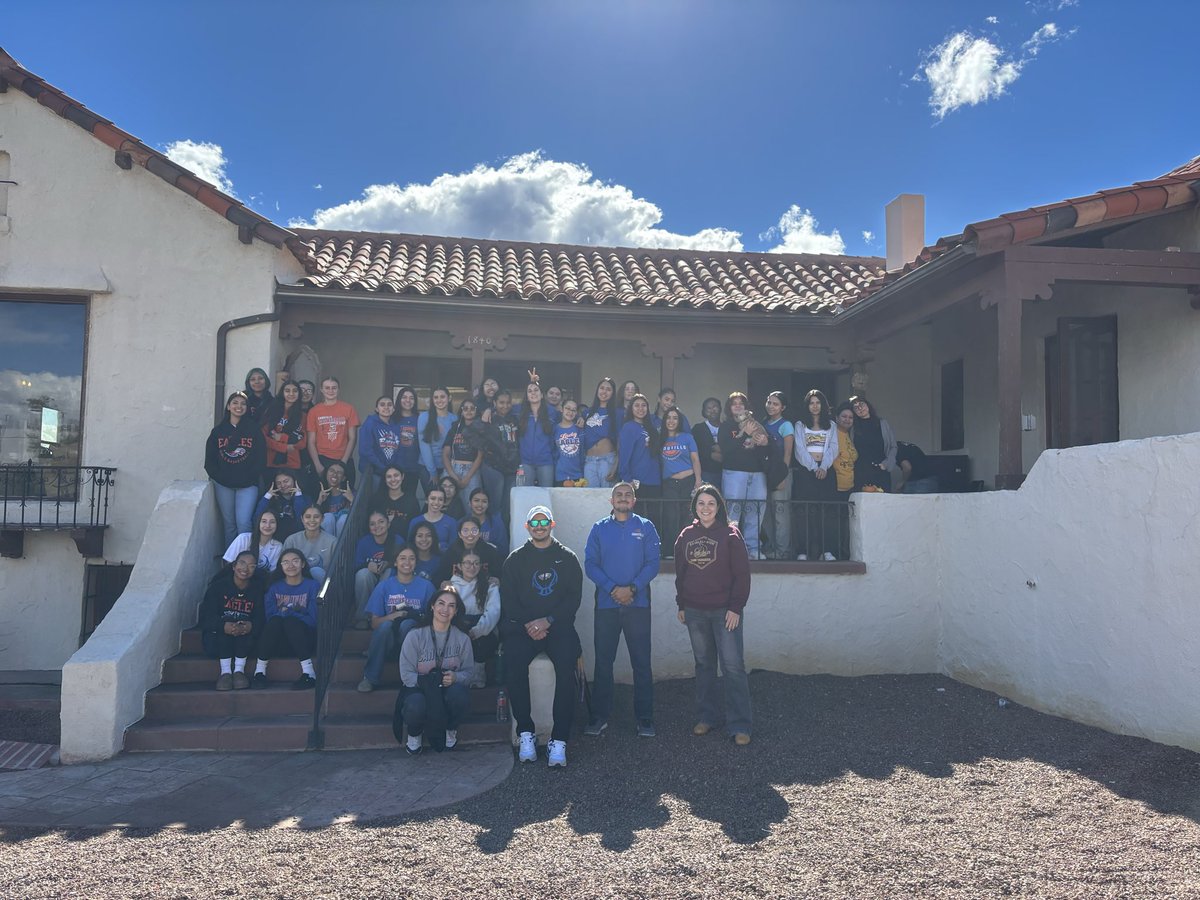 Canutillo Girls Basketball volunteering at Candlelighter’s Organization. Did a great job helping with their new location!