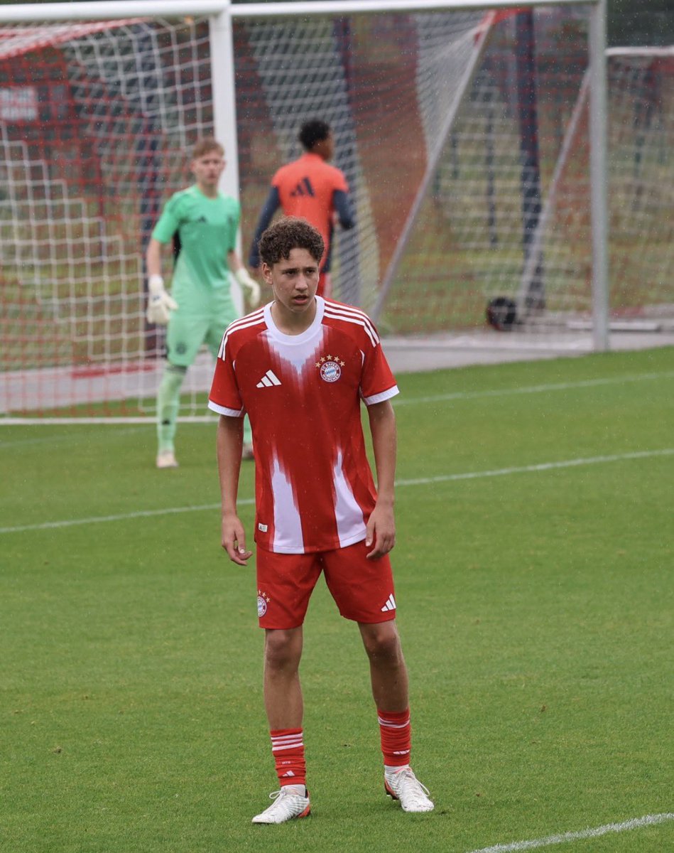 Bayern Munich’s brilliant #6.

Roko Ciglar (🇩🇪🇭🇷)
15 y/o | CDM

▪️ Switches play with both feet
▪️ Calm, secure in possession
▪️ Drops deep to dictate the build-up
▪️ Reads &amp; intercepts extremely well
▪️ Surprisingly strong ball-carrier
▪️ Smart, press-resistant, great passer

✍🏼