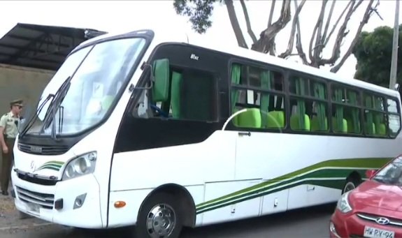 #SanBernardo: Chofer del recorrido Buin Maipo Atropello a fiscalizador y al huir chocó furgón en Calle Barros Arana. El sujeto se dio a la fuga  y posteriormente abandono el  Bus en calle Alfonso Donoso con Victoria 
El sujeto se encuentra identificado y su detención es inminente