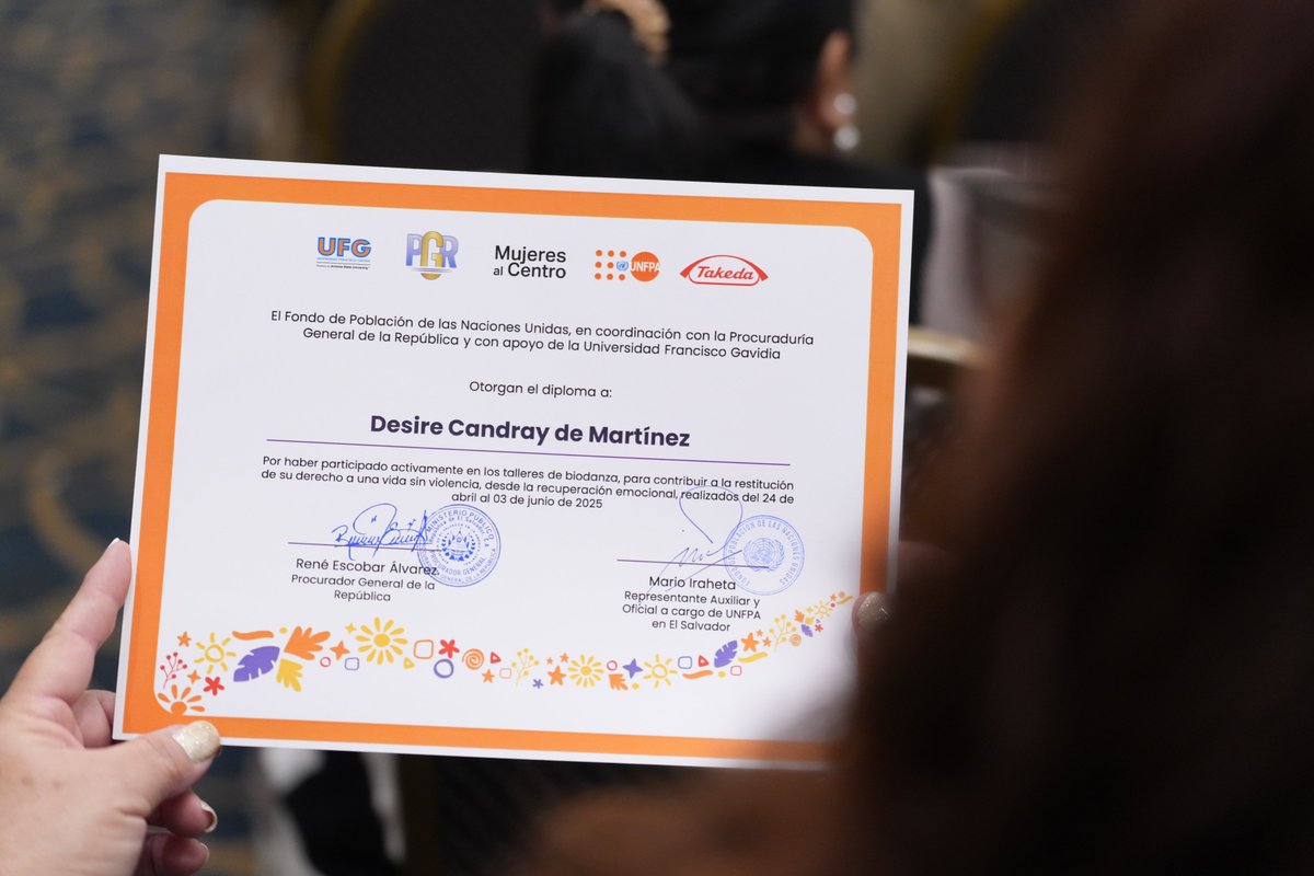 PGR_SV's tweet image. A su vez, entregamos diplomas a las participantes de los grupos de #Autoayuda, a quienes representamos legalmente y brindamos apoyo psicosocial. Este proceso incluyó formación técnica y actividades orientadas a su autonomía las cuales desarrollamos junto a @UNFPAElSalvador.