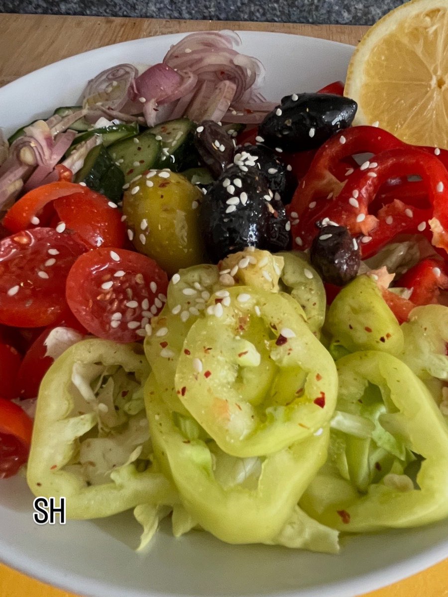 Agent99c's tweet image. Happy Thursday spicy 🌶️ falafel 🧆 hummus #hummus #falafel #spicy #foodie #thursdaylunch #lunch #vegetarian #eatwell #foryou