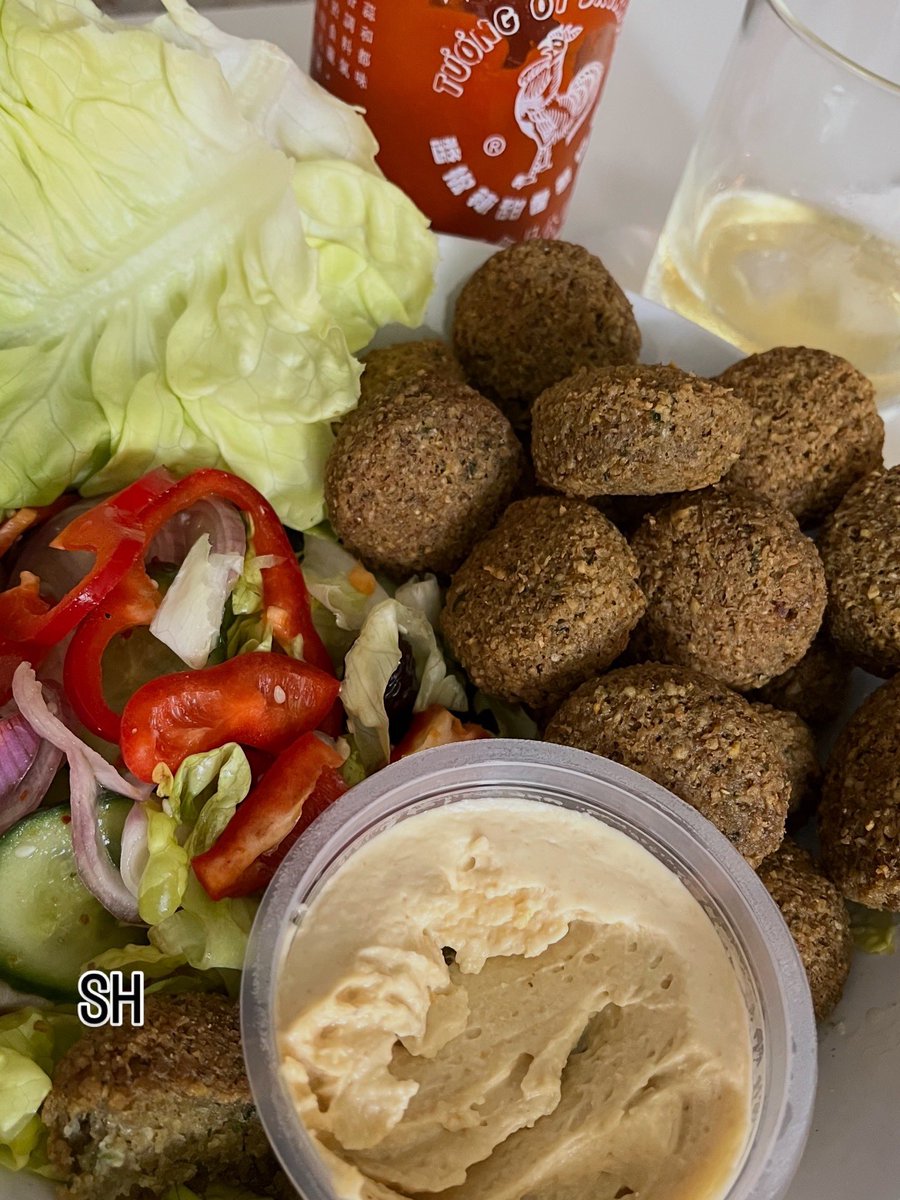 Agent99c's tweet image. Happy Thursday spicy 🌶️ falafel 🧆 hummus #hummus #falafel #spicy #foodie #thursdaylunch #lunch #vegetarian #eatwell #foryou