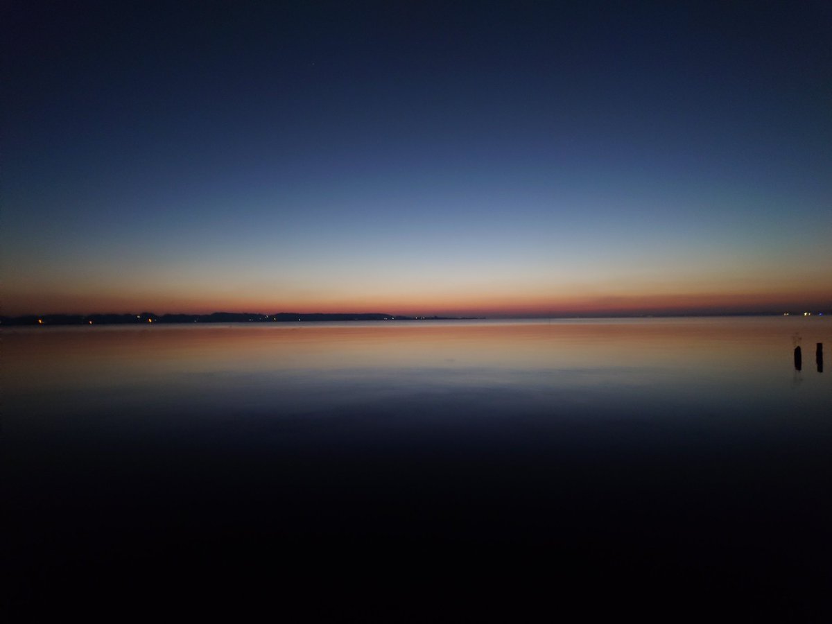 おはようございます☀
霞ヶ浦アサンポ 5:40　外気温2℃

今朝の湖面は、風ひとつなく、まるで世界が息をひそめているかのような静けさです。

空のグラデーションがそのまま湖面に映り込み、境目が消えてゆくような、不思議な一体感。

今朝も有難い。
すべての生き物が幸せでありますように🙏