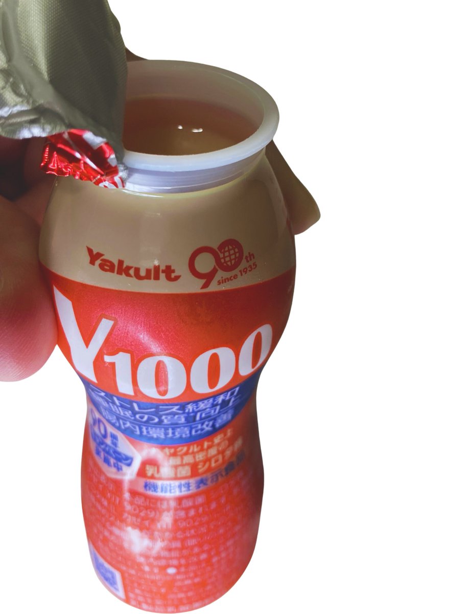 fukubae_kenko_'s tweet image. 後輩が「最近よく寝れないんだよね〜…」って言うから、「ストレスやわらげてくれて、睡眠の質も高まるのにコレ飲んでないの⁉︎」って渡してあげたのがヤクルト1000。次の日……熟睡できすぎた…とか言って寝坊してきやがった。やれやれだぜ。後輩にはヒミツにしてて1番注意しないといけないことは…