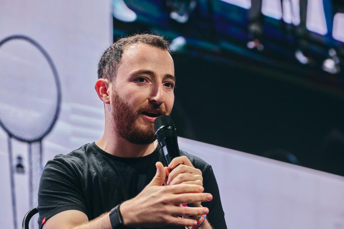 EFDevcon's tweet image. “Security builds trust.”

- @idobn from @blockaid_ talking about crypto startup security at @summit_defi

Don&apos;t miss the conversation at the L Stage in the Red Pavilion.