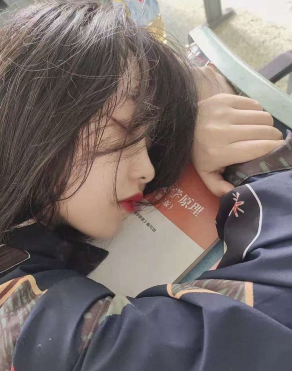 VikramadityaGh3's tweet image. 这是深圳大学的小姐姐，有想认识的嘛