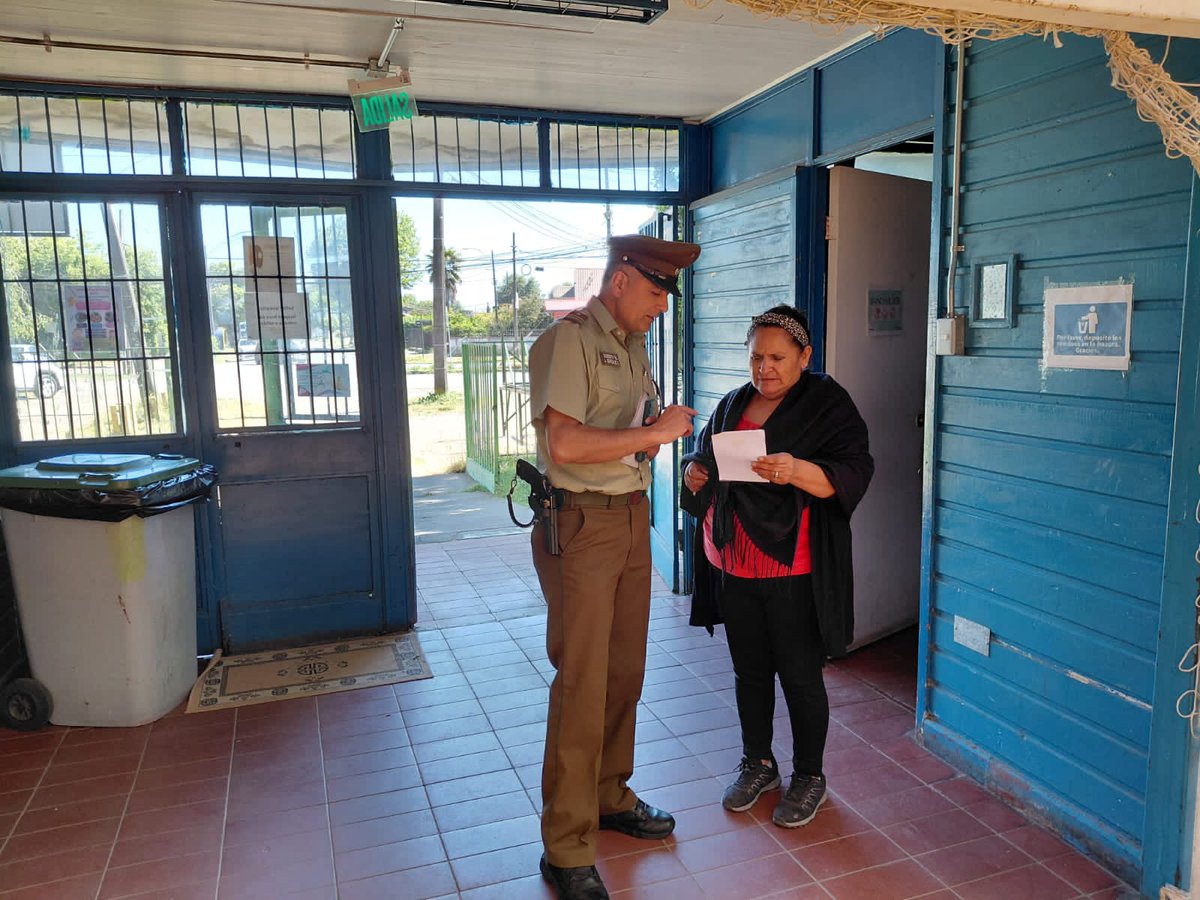 Carabineros de la 6ta. Comisaría #San Pedro de La Paz, #CarabMicc realiza Campaña de Difusión en el sector Villa San Pedro, entregando números de emergencia y dando a conocer a los  vecinos la importancia de la denuncia y para ello está también el fono de Denuncia Segura *4242.