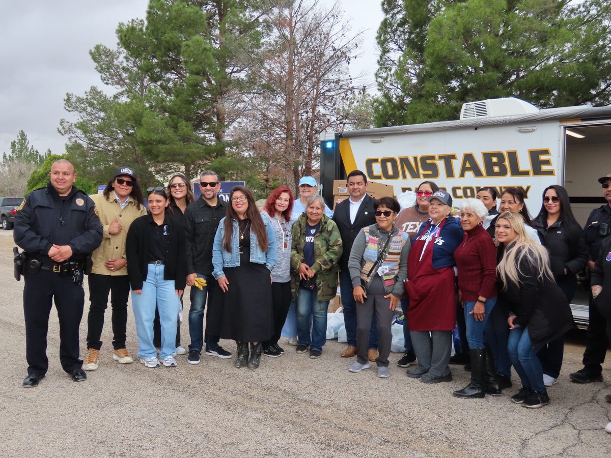 CesarJBlanco's tweet image. This morning, our District Office joined partners in Montana Vista to distribute turkeys to local families. Together, we were proud to donate 75 turkeys to help make the holidays a little brighter.
 
A huge shout-out to Ms. Tina Silva, whose advocacy and heart for this community…