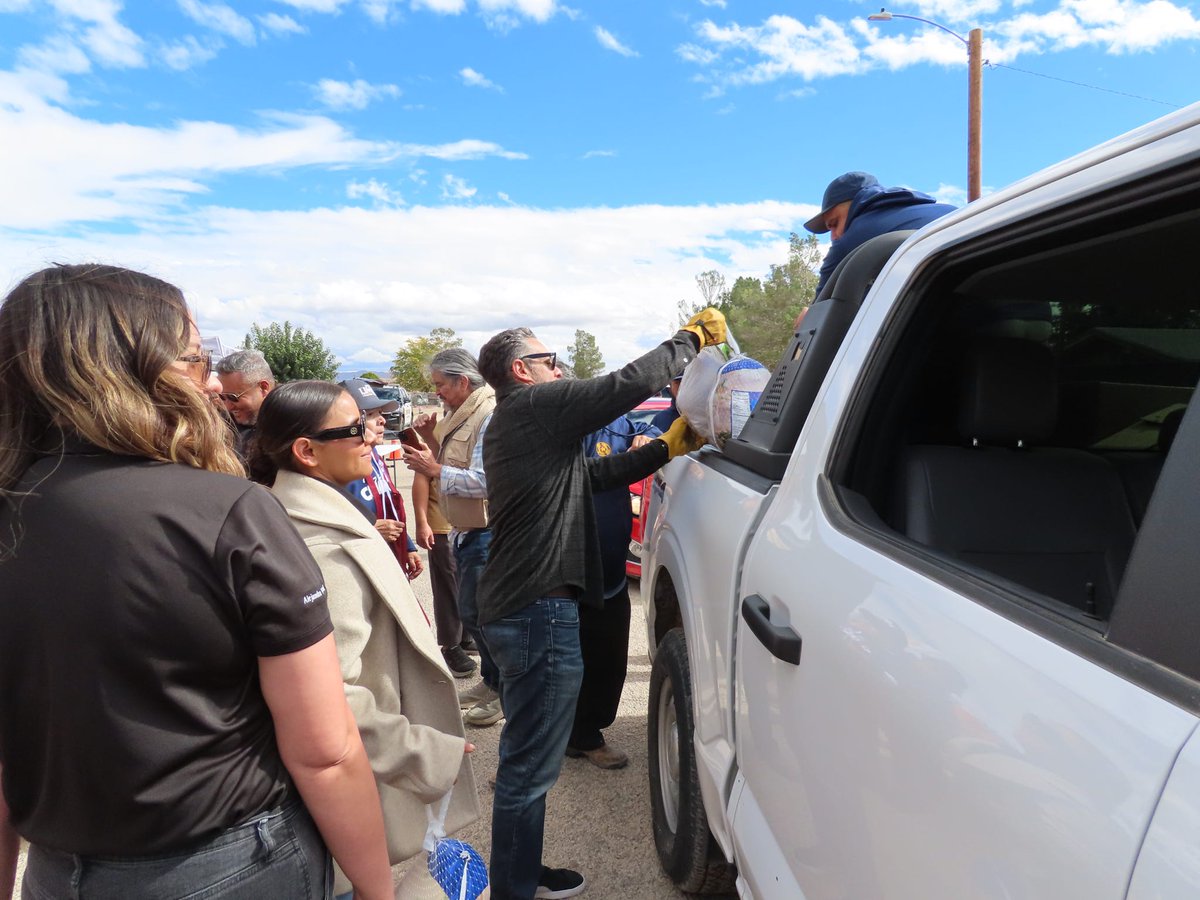 CesarJBlanco's tweet image. This morning, our District Office joined partners in Montana Vista to distribute turkeys to local families. Together, we were proud to donate 75 turkeys to help make the holidays a little brighter.
 
A huge shout-out to Ms. Tina Silva, whose advocacy and heart for this community…