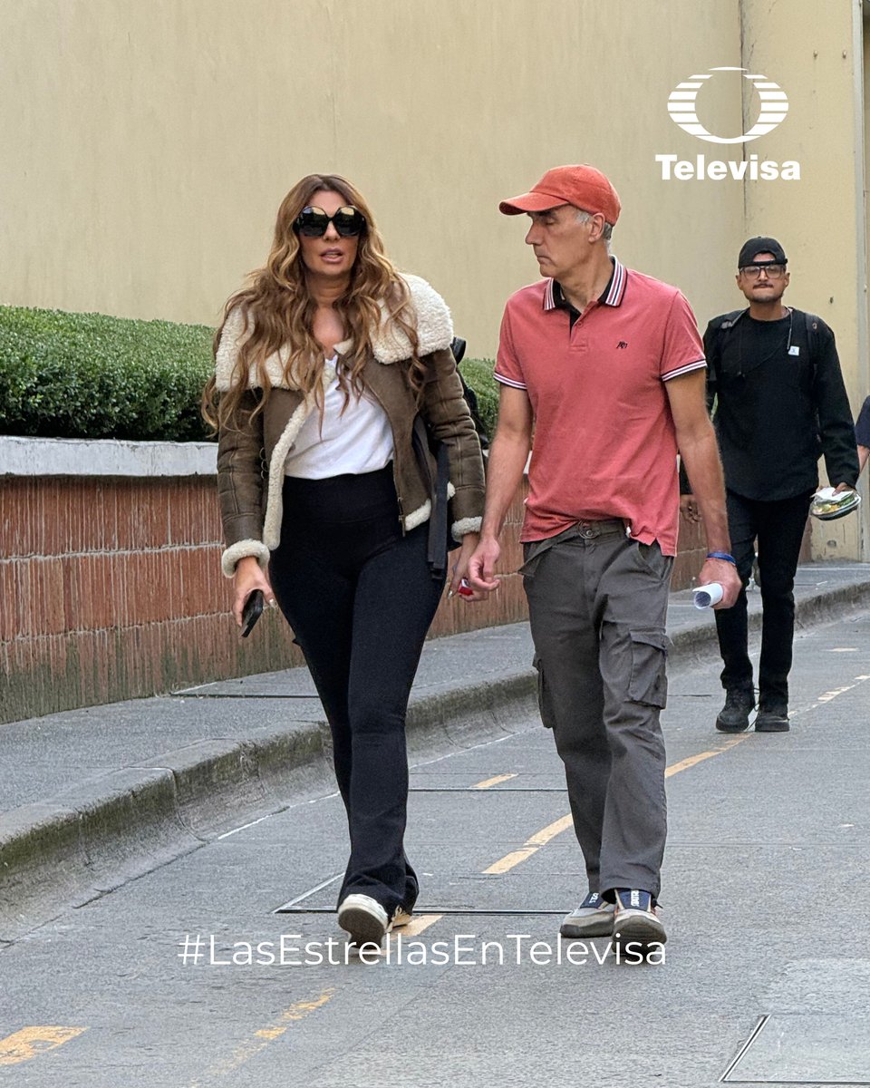 ¡Energía en los foros! ⚡️ 

Nuestro equipo trabaja a un ritmo acelerado, pero la gran disposición es insuperable. El vistazo exclusivo del paparazzi confirma que siempre hay tiempo para una sonrisa con nuestros talentos. 

¡Mira el backstage! 📸 

#LasEstrellasEnTelevisa