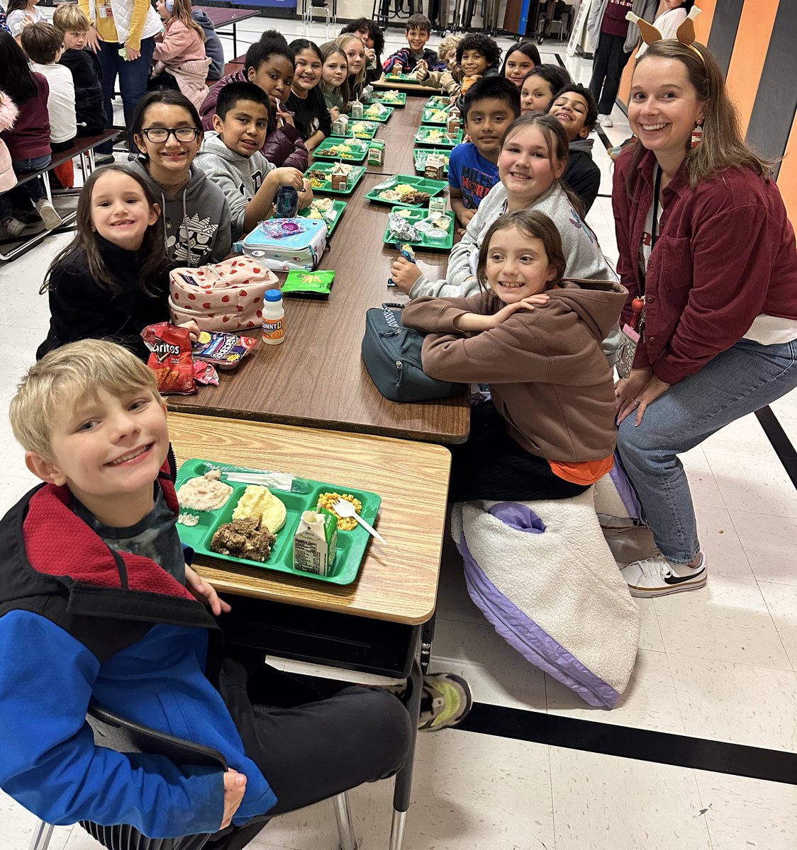MrsMooreInThird's tweet photo. Today was a fun day @HanStElem! We had the holiday meal at lunch and then we walked to the mansion to decorate Christmas trees. https://t.co/cuE5BFXmGq