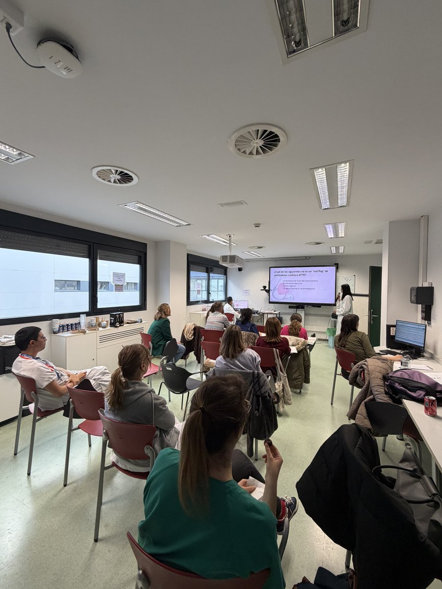 JavierdeJuan1's tweet image. Hoy nueva sesión de nuestro curso PRISMA-AP aprendiendo a diagnosticar la IC con @andreasevero_ y Sonia Rivas. Desde la exploración física al ECG, biomarcadores, el reto de la IC (también en preservada y ATTR)… así como test y escalas en IC con Daniel Rincón.