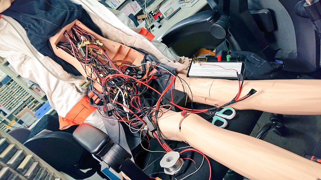 missile_39's tweet image. お腹の配線いじり中