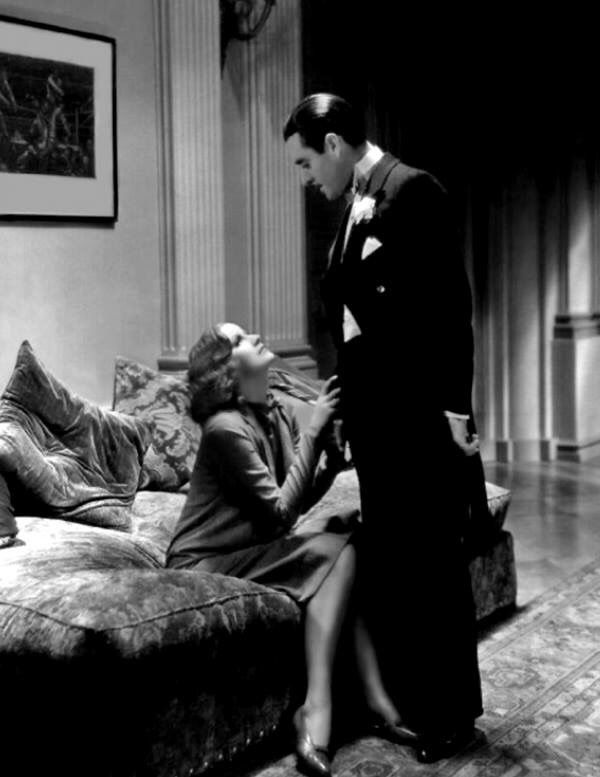 سأموت بلاقبر
سأتبخر
كأجساد المنفيين
أنا الذي عاشرت
البكاء
والرصاص
والجثث المجهولة
لا يحق لي الموت كصبارة عجوز
المجرفة ليست جديرة بي
بل صدر امرأة
محمومة
تدعوني كصنارة لذيذة الهطول
امرأة تغمد لي
بجسدها
محاصيلا من الشبع
والضوء
وحقلا من الرجفات
امرأة تخبرني
أنني مهم
كالظهيرة لتموز!