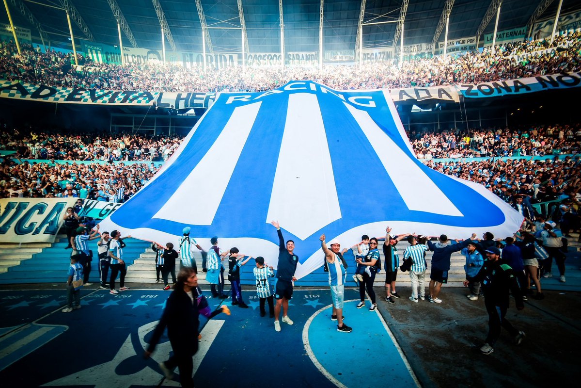 Quilmes_Cerveza's tweet image. ‼️ 𝐒𝐎𝐑𝐓𝐄𝐀𝐌𝐎𝐒 𝐃𝐎𝐒 𝐄𝐍𝐓𝐑𝐀𝐃𝐀𝐒 𝐏𝐀𝐑𝐀 𝐄𝐋 𝐂𝐈𝐋𝐈𝐍𝐃𝐑𝐎 

Si queres ir a ver a Racing este lunes, dale like a este tweet y seguinos para participar.