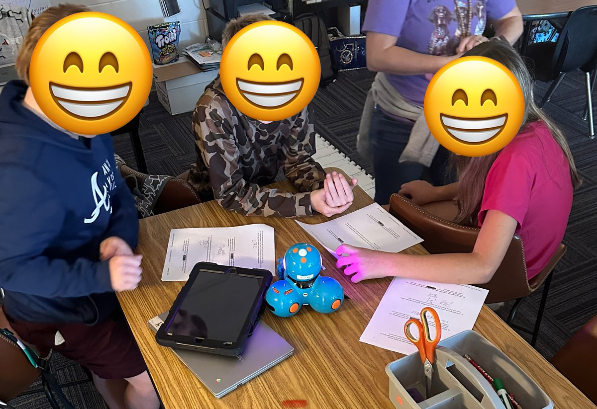 DrCaslerFailing's tweet image. This week I had the privilege to guest teach in my former Grad Ss&apos; 5th-grade math class. Her Ss were learning about fractions, so I created a lesson on fractions using Dash and Blockly code. There was a lot of discourse and fun to be had!
#mathisfun
@GeoSouthernCOE