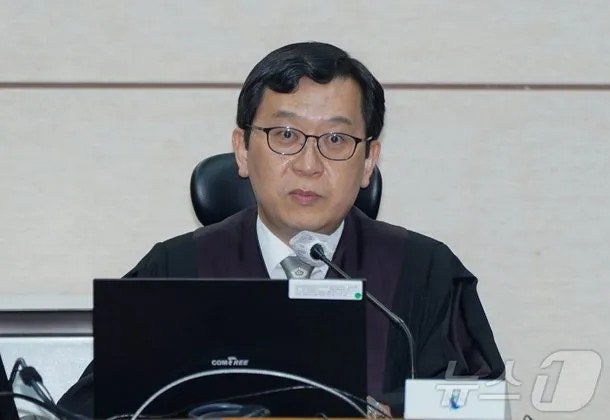 이진관 판사가
조희대와 그의 똘마니들과
혼자 싸우는것 같다.

국민이 그를 지켜줘야 한다.
이진관이 뚫리면 끝이다.