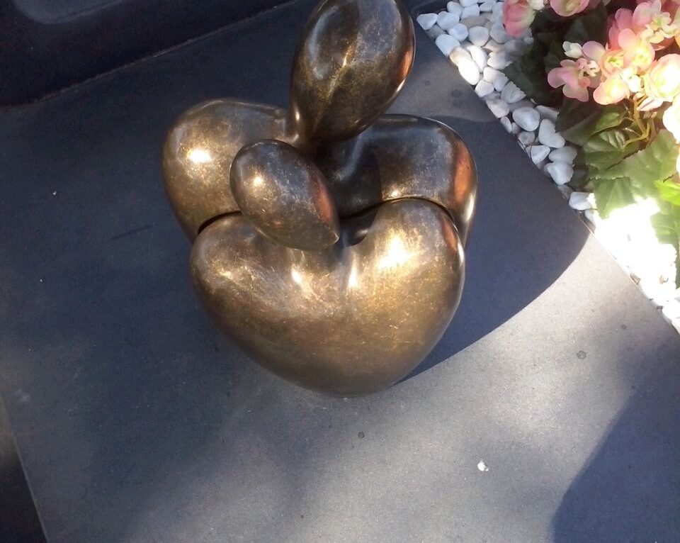 lechochretien's tweet image. 🚨🪦 ALERTE | Au cimetière des Chaprais, à Besançon, une urne funéraire contenant les cendres d’une défunte A ÉTÉ VOLÉE.

Le mari de la défunte invite toute personne susceptible d’apporter des INFORMATIONS à se manifester : &quot;Si quelqu’un a vu quelque chose, entendu parler d’un…