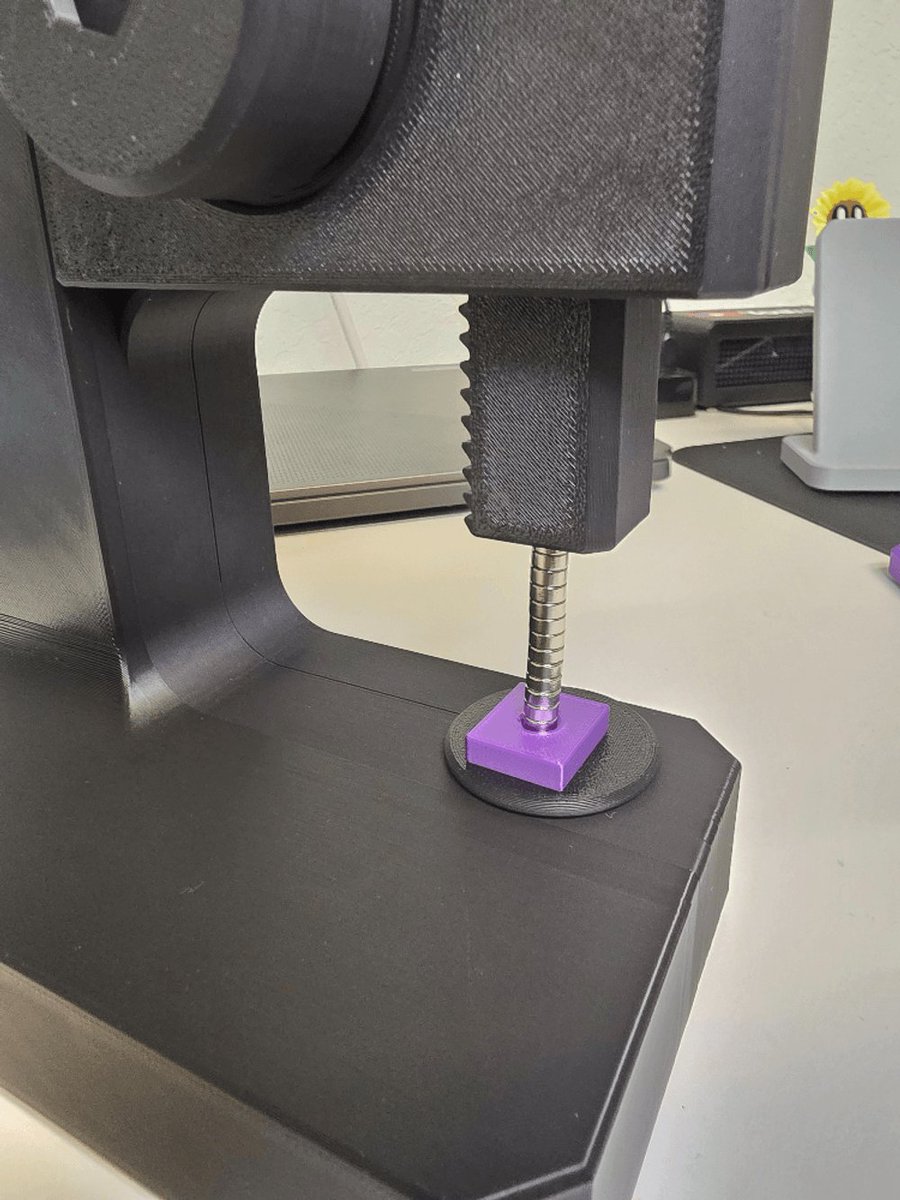 PrintingPilot's tweet photo. Just finished printing a 𝟯𝗗-𝗽𝗿𝗶𝗻𝘁𝗲𝗱 𝗮𝗿𝗯𝗼𝗿 𝗽𝗿𝗲𝘀𝘀 that delivers around 𝟮𝟬𝟬 𝗹𝗯𝘀 𝗼𝗳 𝗽𝗿𝗲𝘀𝘀 𝗳𝗼𝗿𝗰𝗲 💪 No hardware needed, easy to print, perfect for assembling any 3D-printed project.
Small tool, BIG power 🧡 #3DPrinting #Maker #ArborPress #Prusa3d https://t.co/9V8QVE3I6f