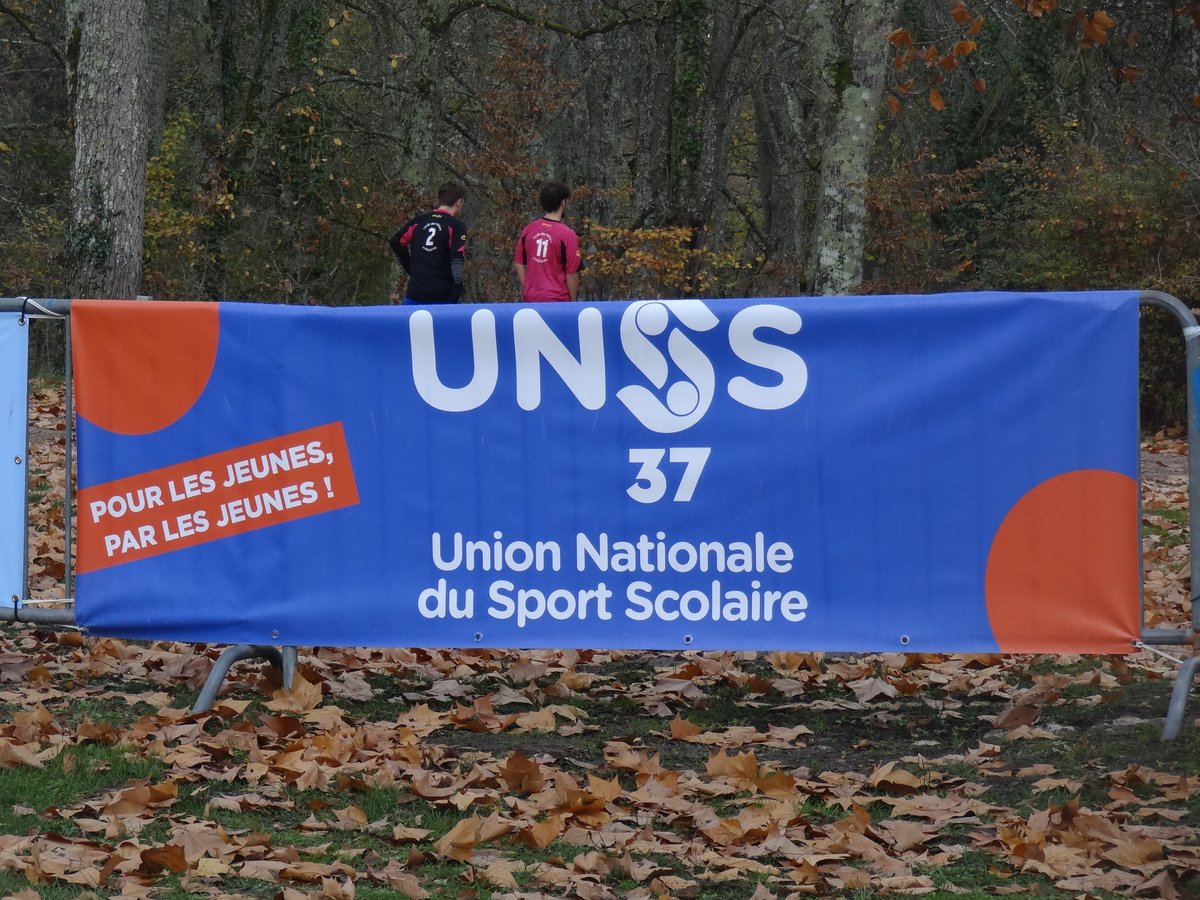 Un superbe cross départemental au Domaine de Candé !
Départ donné par Amélie Le Fur – pan ! – une championne d’exception qui inspire nos jeunes sportifs. Bravo à toutes et à tous ! 👟✨
#SportScolaire #UNSS #IndreEtLoire