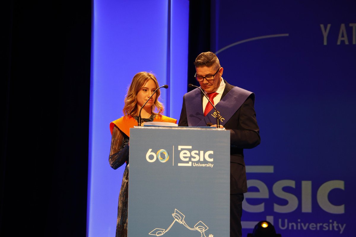 esiczaragoza's tweet photo. 🎙️ Seguimos con las palabras de los representantes de los alumnos, quienes esta tarde reciben su título de graduación, poniendo el broche final a esta etapa.
 
🎓 Nos llena de orgullo su esfuerzo y estamos seguros de que alcanzarán grandes metas.

#GraduacionESIC #PremiosASTER https://t.co/rMFwSexrf0