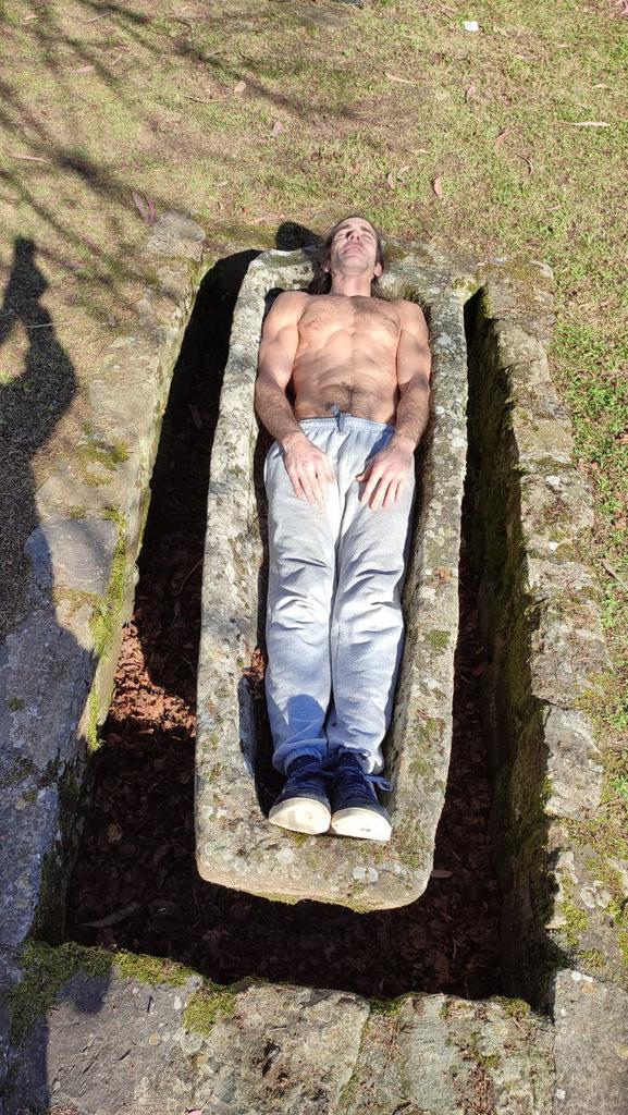 olmopia's tweet image. un amigo me dijo que para ligar siempre le funcionaba hablar de filosofia con las chicas 

le dije a una a ver si se habia dado cuenta de que la gente con sindrome de down es lo mas cercano que tenemos al superhombre de nietzsche

ahora aparta la mirada en los pasillos