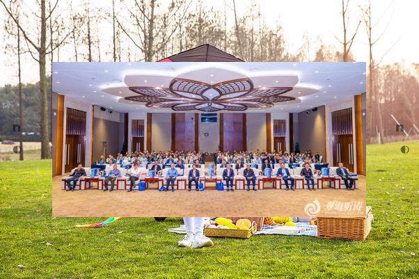 Chalineefon's tweet image. 🏛Rain on window, watch it fall.🦯Pens leak, little.