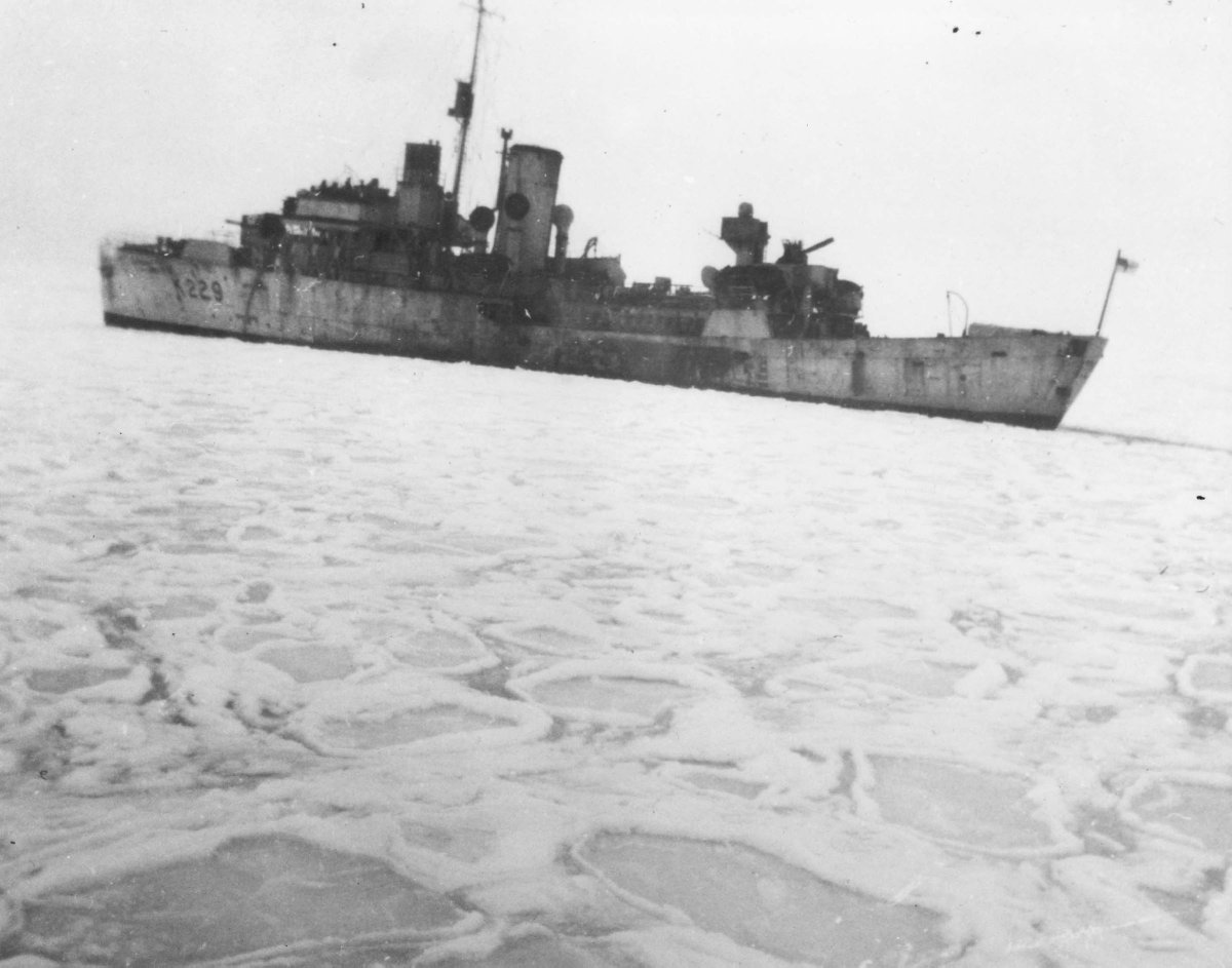 ReadyAyeReady's tweet image. HMCS DUNDAS (Corvette) Built at Victoria and commissioned on April 1, 1942, she joined Esquimalt Force after working up, and in August made a round trip as convoy escort to Kodiak, Alaska, in support of the Aleutian campaign. On Septem... #RCN #Ships readyayeready.com/ships/shipview…