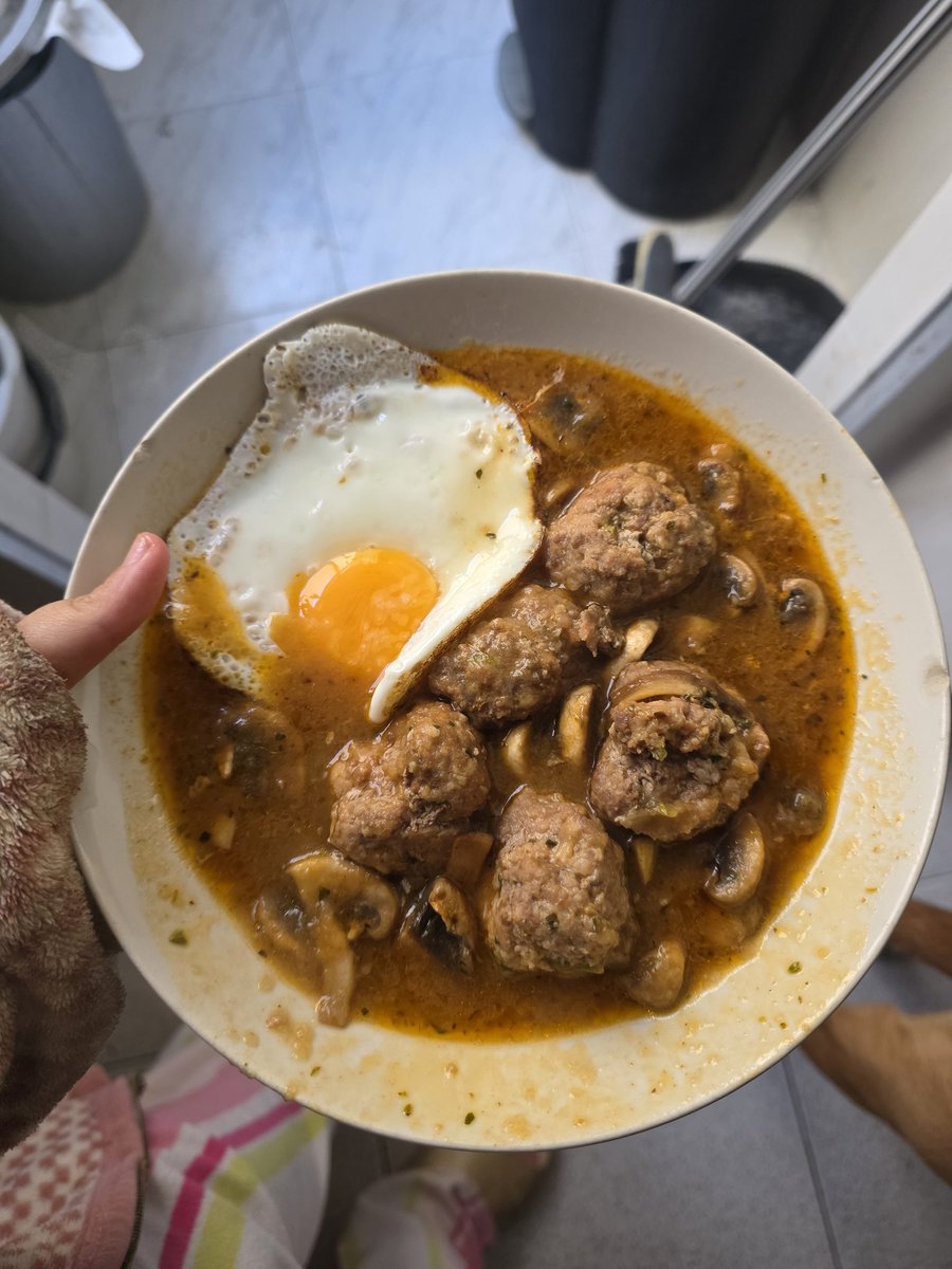 Ana_Tapiador's tweet image. Cada semana es idéntica a la anterior , no avanzo, no retrocedo, nada tiene sentido. Albóndigas con salsa.