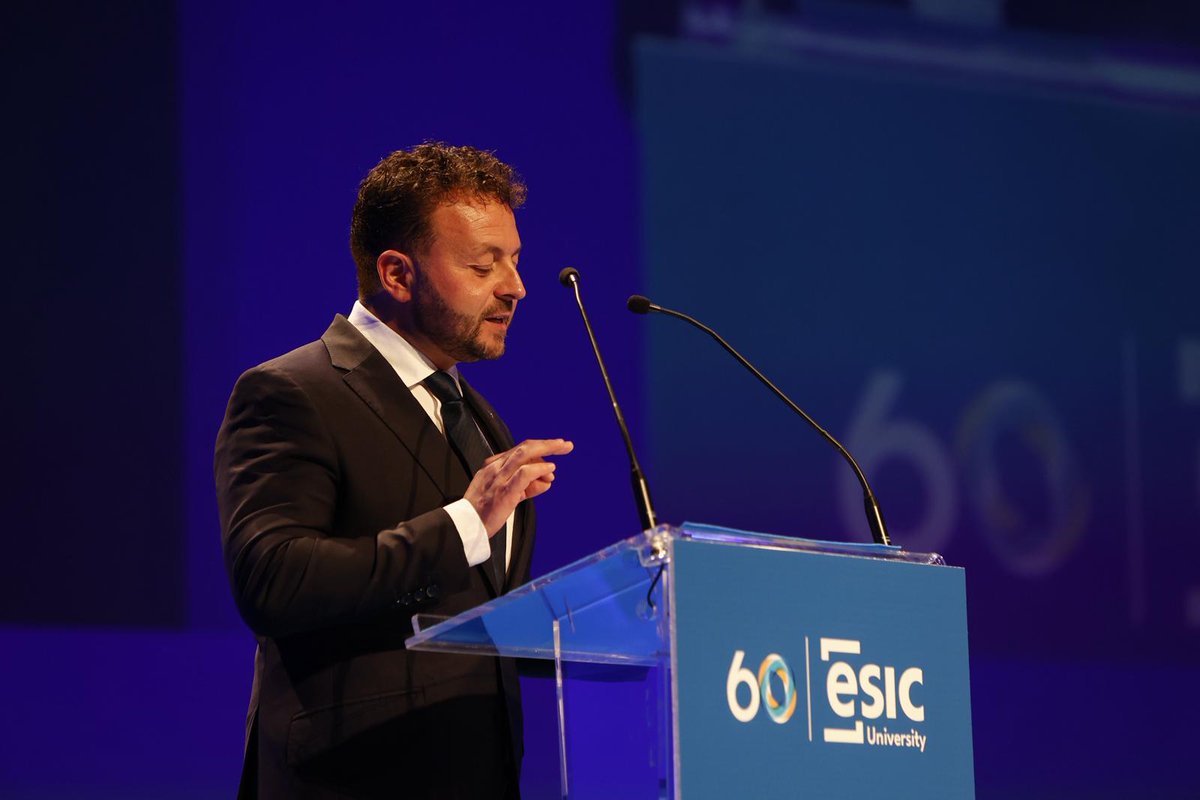 esiczaragoza's tweet photo. 🎙️ Esta noche nos acompaña @edugomartin, presidente de @ESIC_University

Agradecemos sus palabras dirigidas al alumnado, recordándonos que ESIC siempre será vuestras casa para todos los #AlumniESIC

#GraduacionESIC #PremiosASTER https://t.co/0akEQg27Rn