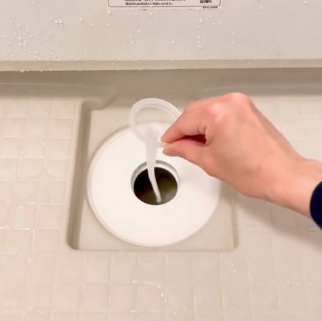 kinako050820's tweet image. 排水口にたまった髪の毛の『ぬちゃっ…』とした感覚…「気持ち悪いし見なかったことにしよ…」とそ～っとフタ閉めてたけど、ママ友にコレ教えてもらって世界変わった。ネットをスポッと持ち上げるだけでゴミに触れずに捨てれるの最高！お手入れもラクだし、水回りのストレスがごっそり消えた…