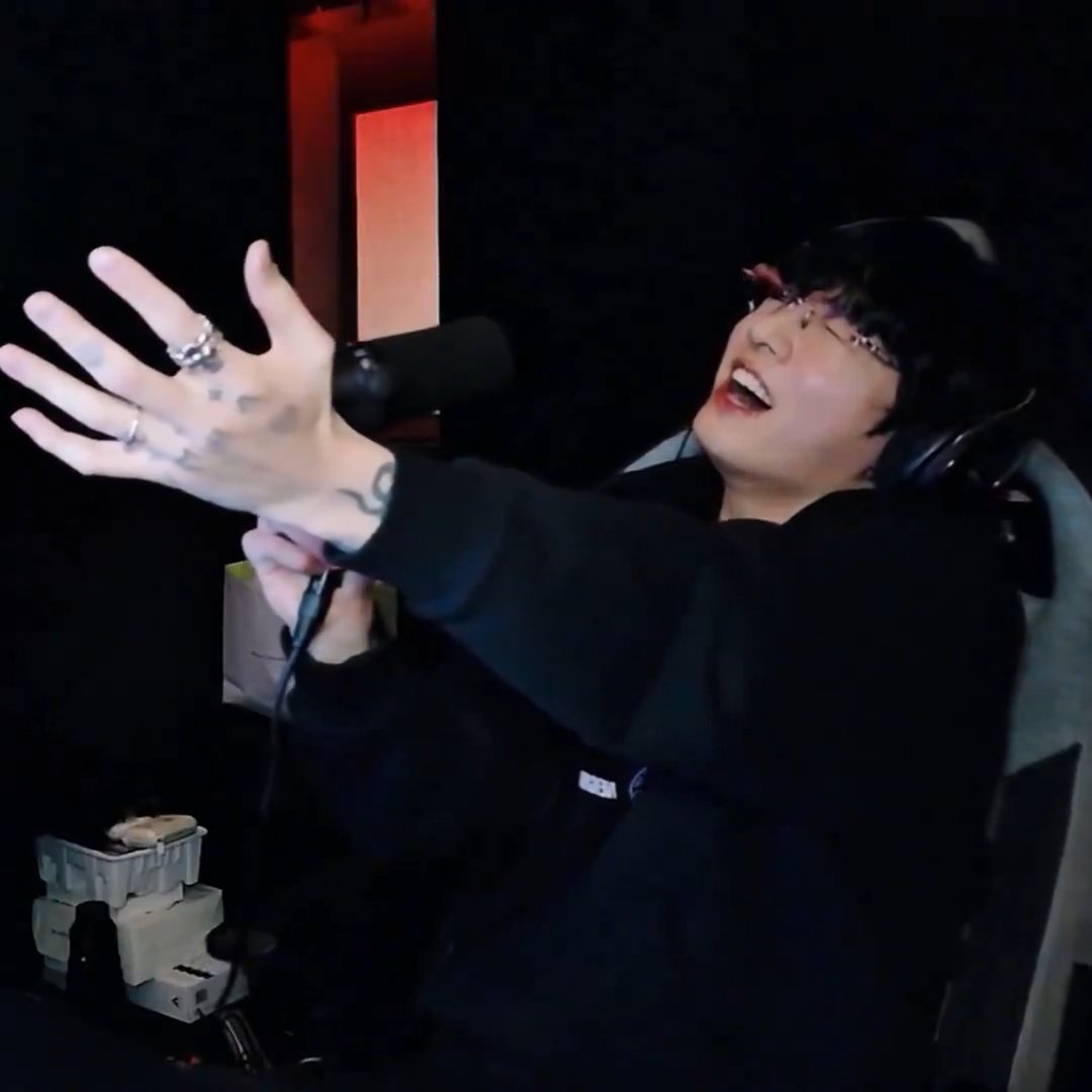 Okini_Hasa's tweet image. 🐰: &quot;🎵🎶🎤🎧&quot;

Our Jungkookie needs to participate in a musical or opera! He&apos;s honestly so versatile and could be a gfnius in EVERY genre. 💕🩷

#JUNGKOOK #Jungkookfanart