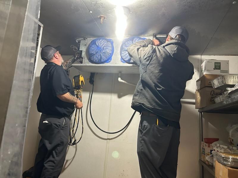 comfortablellc's tweet image. Chris and James are putting the final touches on the evap coil install at a restaurant in Bartlett, TN! ❄️🔧
The walk-in freezer will be chilling again soon — almost time to load it back up! 🧊💪

#CommercialHVAC #RefrigerationRepair #WalkInFreezer #EvapCoil #RestaurantCooling