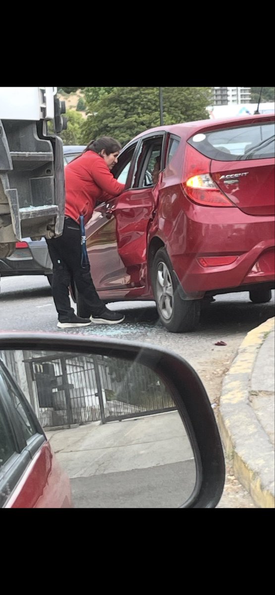 Accidente vehicular sector canal Chacao en dirección a Quilpué altura universidad  Santa  Maria  pista derecha camión con vehículo menor,precaución ,taco