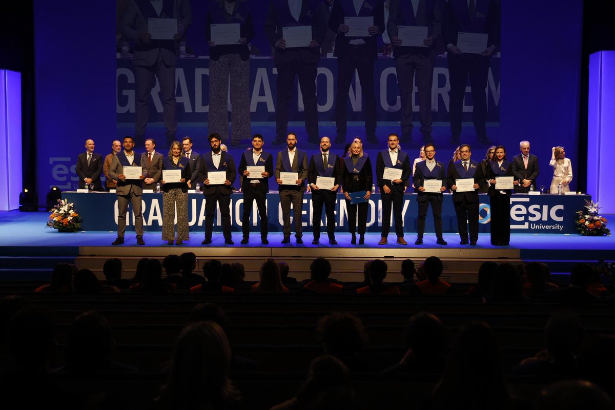 esiczaragoza's tweet photo. 🎓 Comenzamos la entrega de diplomas a los 115 estudiantes que culminan su formación esta noche.

🌟 Cada uno representa no solo el cierre de una etapa, sino el inicio de nuevas oportunidades, reflejando su esfuerzo y constancia.

#GraduacionESIC #PremiosASTER https://t.co/jSURNI1oXv