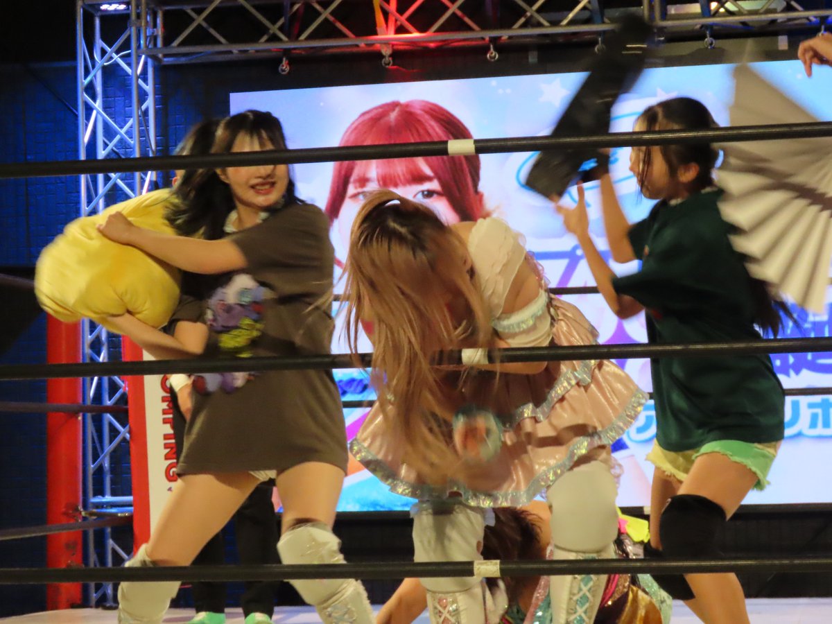 miyabi6341008's tweet image. 11.15アイスリボン若菜きらりハタチのプロデュース生誕祭第３試合
withの2人がクイズ不正解でセコンド勢が #しのせ愛梨紗 選手・ #トトロさつき をボコボコに。
特にりこ選手が楽しそう。
#iceribbon 
#女子プロレスラー
#はっぴぃかめら