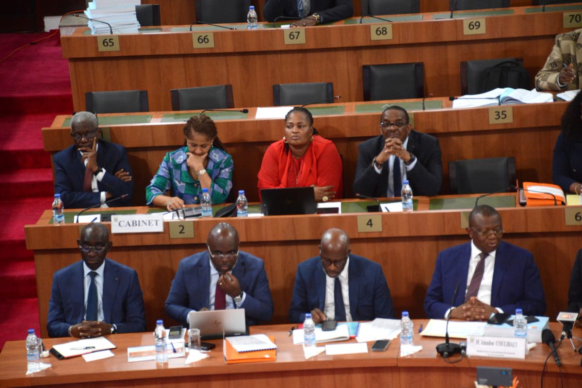 MINCOM_CI's tweet image. La CAEF de l’Assemblée nationale a adopté à la majorité le budget 2026 du Ministère de la Communication, présenté par le Ministre Amadou Coulibaly. Le budget est arrêté à 39,8 milliards FCFA après échanges avec les députés.
#CommunicationCI #Budget2026 #MICOM