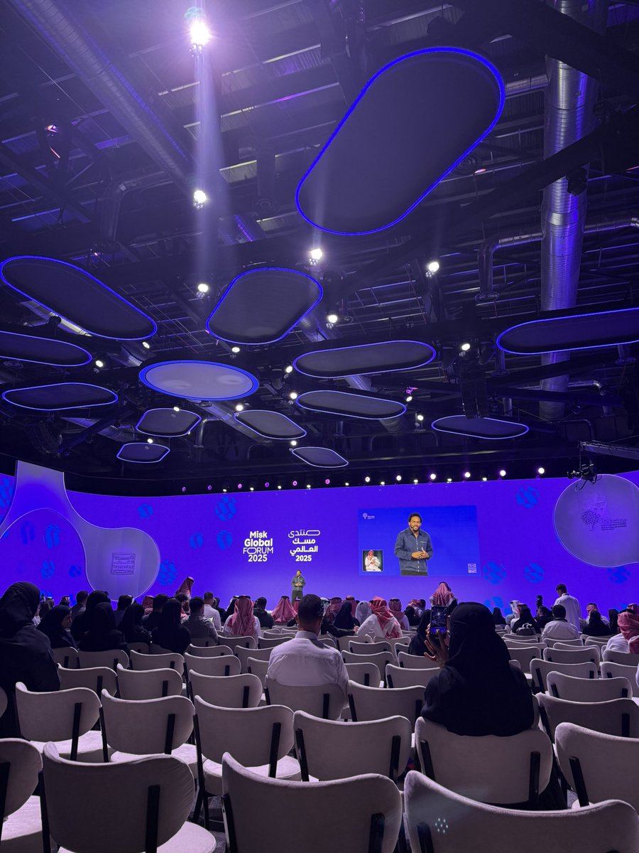 Lk_Alhammad's tweet image. اليوم كانت لي فرصة في حضور منتدى مسك العالمي2025 وكانت تجربة ثرية بكل معنى الكلمة تعرّفت على أفكار جديدة والتقيت بأشخاص مُلهِمين وشاهدت نماذج شبابية تصنع فارق حقيقي💜
#منتدى_مسك_العالمي