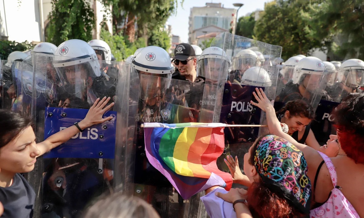 Alexkennedy310's tweet image. 🇹🇷 ERDOĞAN GOES HARDLINE: “NO CONCESSIONS” ON GENDER-NEUTRALITY OR LGBT RIGHTS

Turkey’s president just doubled down on culture-war politics, vowing to crack down on what he calls “gender-neutrality impositions” and LGBT movements - framing it as a defense of national identity,…