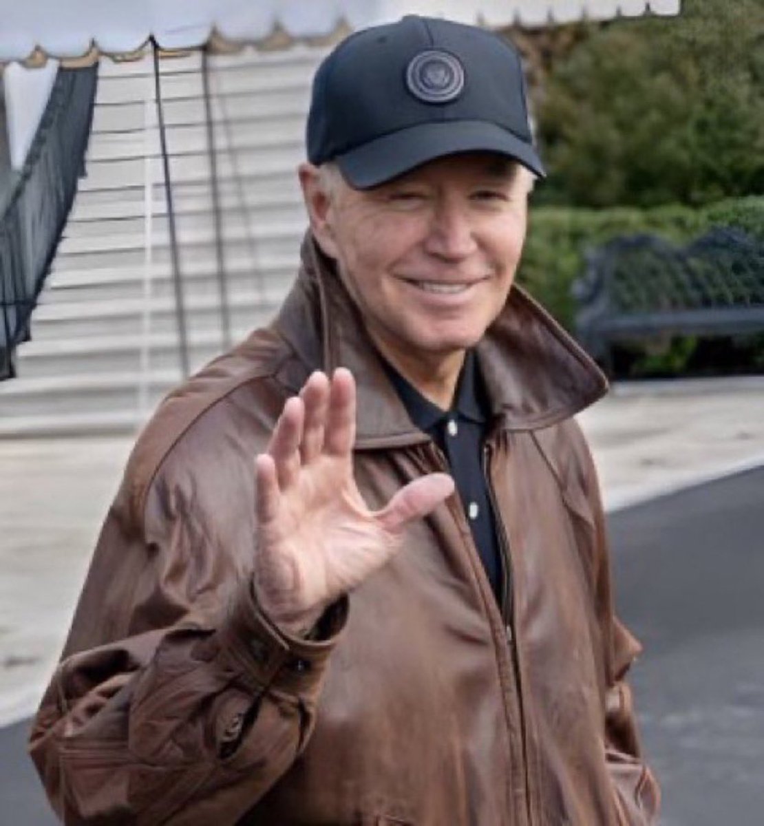 Resisting313392's tweet image. Drop a 💙 if Biden was a better president then Trump 

I want to be following you

I&apos;m following back from this post