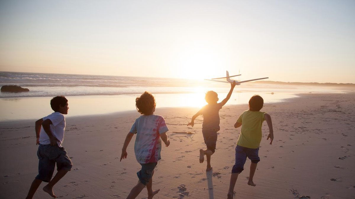 La infancia que no hace ruido.

Hoy es el Día Mundial de la Infancia y, sin embargo, abro X, antes Twitter, y no encuentro rastro entre las tendencias. Ahí están las discusiones de siempre, los nombres de siempre, los ruidos de siempre. Pero la infancia, ese momento donde se (👉)