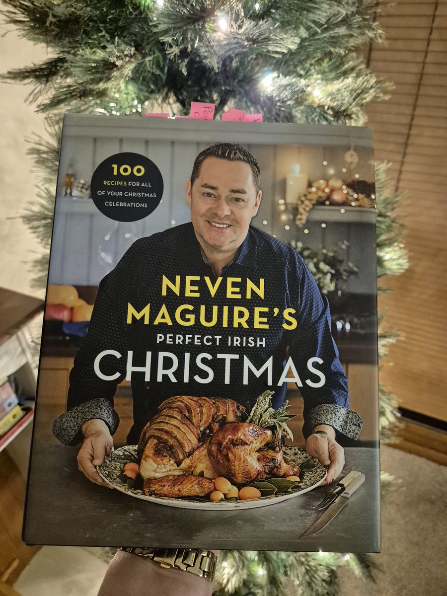 natcoffey's tweet image. My Christmas Bible is out 🎄 It&apos;s officially Christmas season in my kitchen @nevenmaguire 😁

Every year this cookbook never leaves my side... This year shall be no different 🫶

#nevenmaguire #perfectirishchristmas #cookbook #kitchenbible