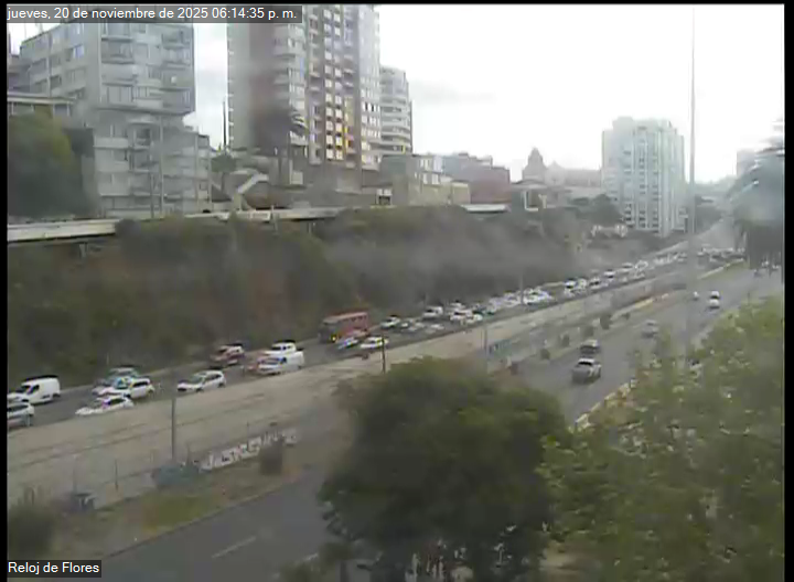 Ahora (18:15) congestión en Av. España desde Puente Capuchinos hasta Agua Santa #ViñaDelMar, en dirección al centro de la comuna.