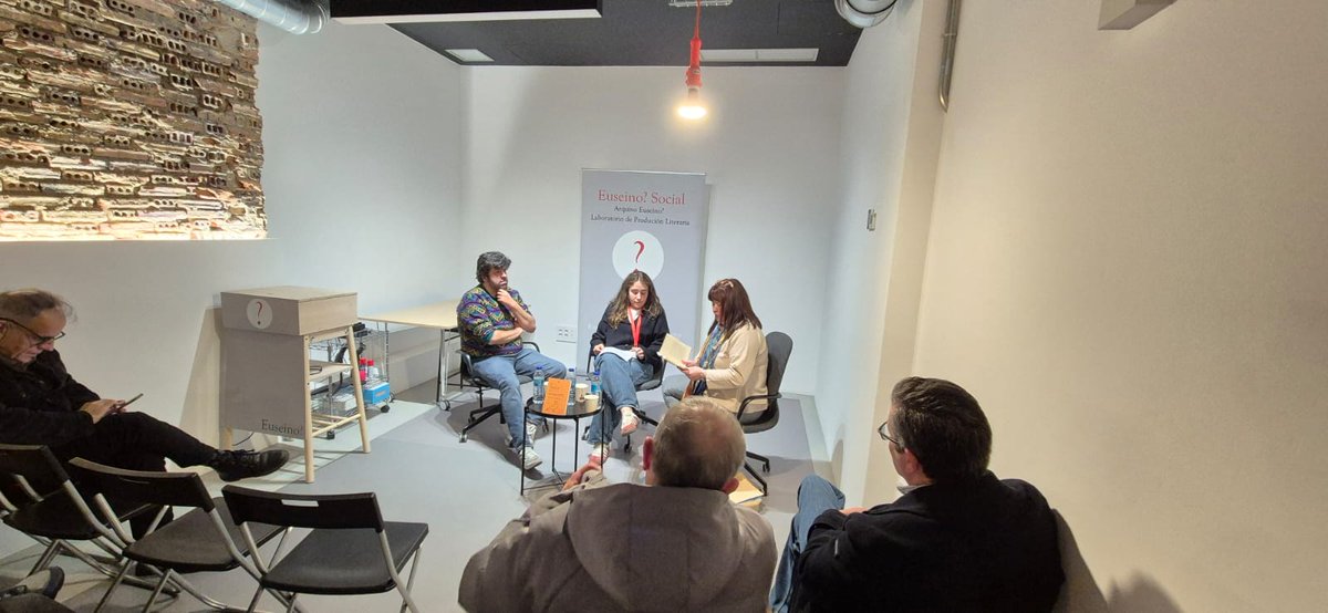 Moi agradecida a <a href="/EuseinoSocial/">Fundación Euseino?</a>  por organizar o acto con Laura Molinos, o editor <a href="/carlosmeixidefl/">Carlos Meixide 🇵🇸</a>  de <a href="/rodepris/">Rodolfo e Priscila</a>  e mais eu. Todo un pracer, repetimos cando queirades 🥰🥰