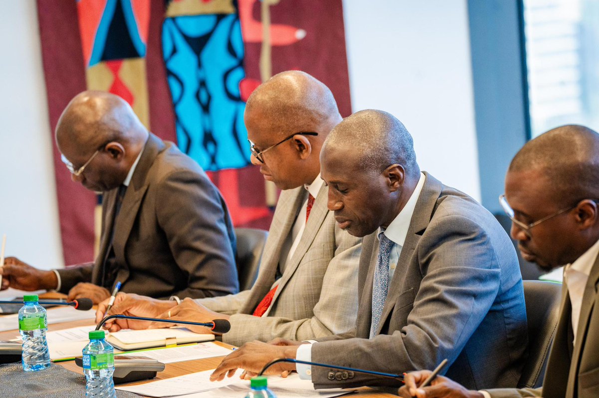 PrimatureSN's tweet image. #PrimatureSN Le Premier ministre @SonkoOfficiel a présidé ce jeudi au Building administratif, la réunion du Comité de mise en œuvre des mesures du Plan de redressement économique et social. Une rencontre qui a permis de constater les résultats probants qui permettront de mieux…