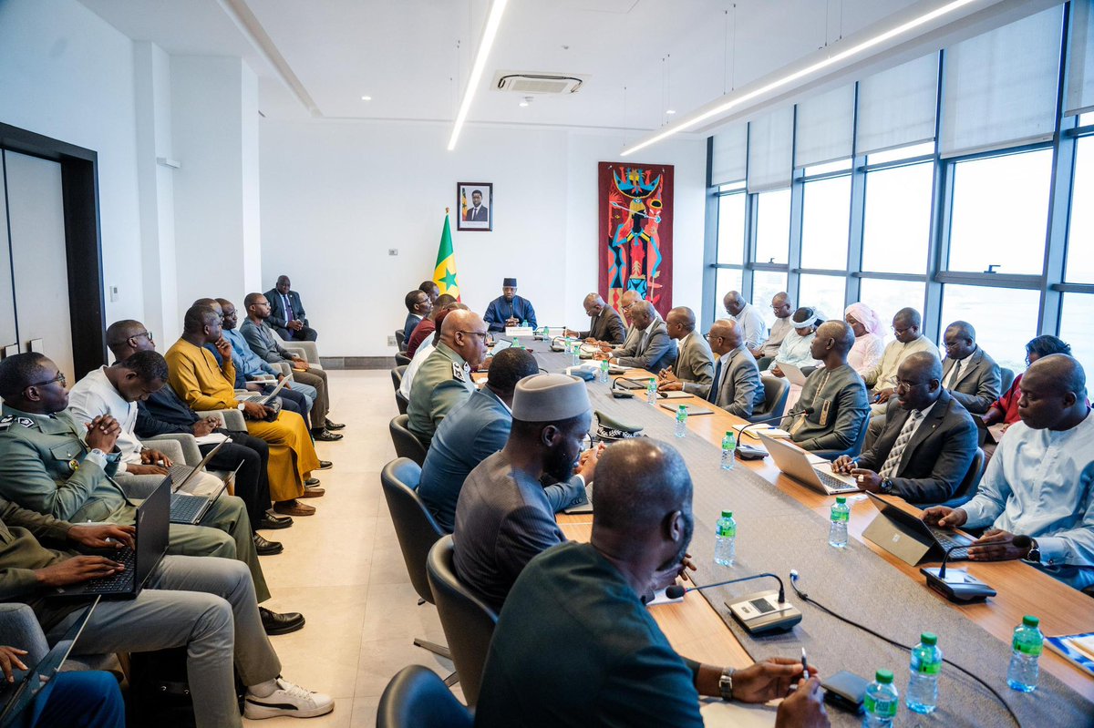 PrimatureSN's tweet image. #PrimatureSN Le Premier ministre @SonkoOfficiel a présidé ce jeudi au Building administratif, la réunion du Comité de mise en œuvre des mesures du Plan de redressement économique et social. Une rencontre qui a permis de constater les résultats probants qui permettront de mieux…
