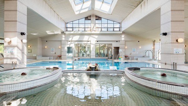 cobb_room's tweet image. まるで『温泉テーマパーク』な和歌山ホテル。

男女一緒に楽しめるサウナにジャグジー、プールと何でもあり。温泉では名湯『白浜温泉』を満喫できる。女性の浴場のシャワーヘッドはRefaなのも嬉しいポイント…一緒にサウナや温泉を楽しみたいカップルは保存必須。